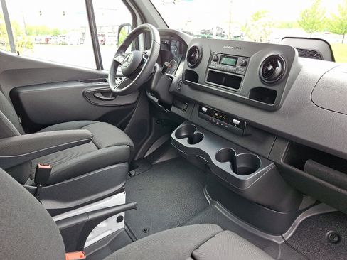 Used 2025 Mercedes-Benz Sprinter 2500 image 12