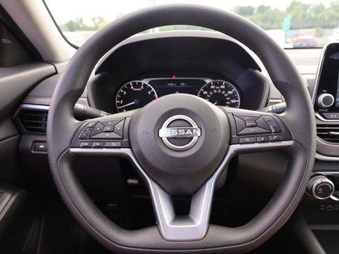 Used 2025 Nissan Altima 2.5 SV FWD image 10