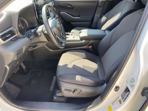 Used 2022 Toyota Highlander LE FWD image 21