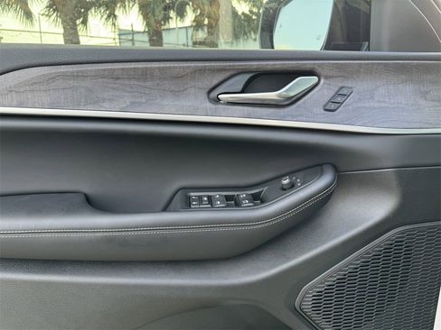 New 2024 Jeep Grand Cherokee Limited w/ Black Appearance Package image 17