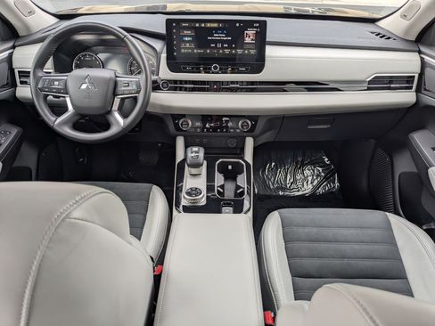 Used 2025 Mitsubishi Outlander SE AWD/4WD image 29