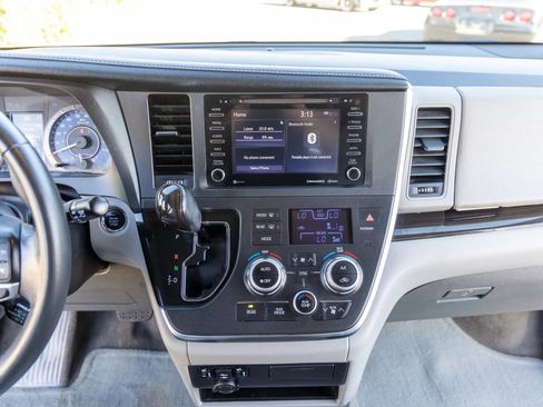 Used 2018 Toyota Sienna XLE image 20