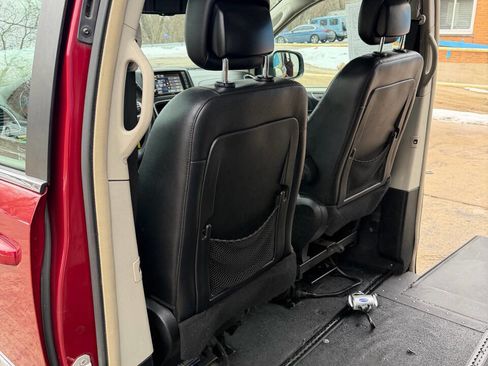 Used 2014 Chrysler Town & Country Touring image 20