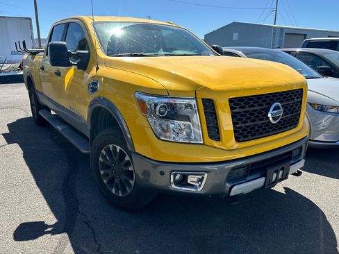 Used 2017 Nissan Titan PRO-4X w/ Pro-4x Convenience Package AWD/4WD image 2