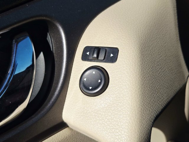 Used 2014 Nissan Rogue S AWD/4WD image 30