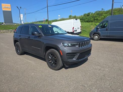 Used 2023 Jeep Grand Cherokee Laredo X AWD/4WD image 2
