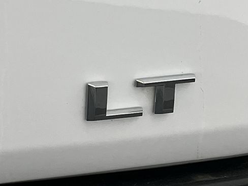 Used 2023 Chevrolet Suburban LT w/ Luxury Package image 35