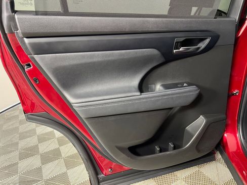 Used 2023 Toyota Highlander XLE image 23