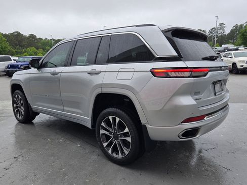 Used 2022 Jeep Grand Cherokee Overland w/ MOPAR Finishing Package AWD/4WD image 5