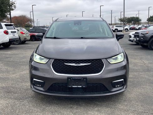 Used 2023 Chrysler Pacifica Touring-L image 2