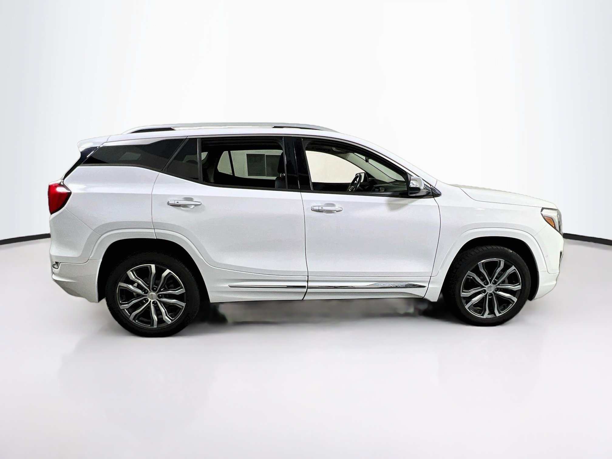 Used 2018 GMC Terrain Denali w/ Advanced Safety Package AWD/4WD image 4