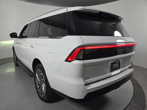 New 2026 Lincoln Navigator Premiere AWD/4WD image 7