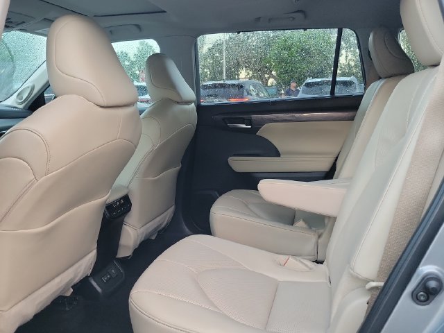 Used 2025 Toyota Highlander Limited AWD/4WD image 8