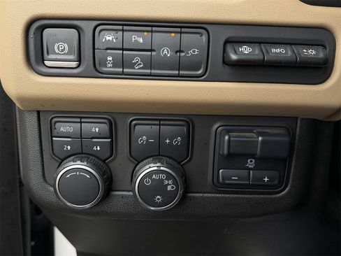 Used 2021 Chevrolet Tahoe Premier w/ Premium Package image 23