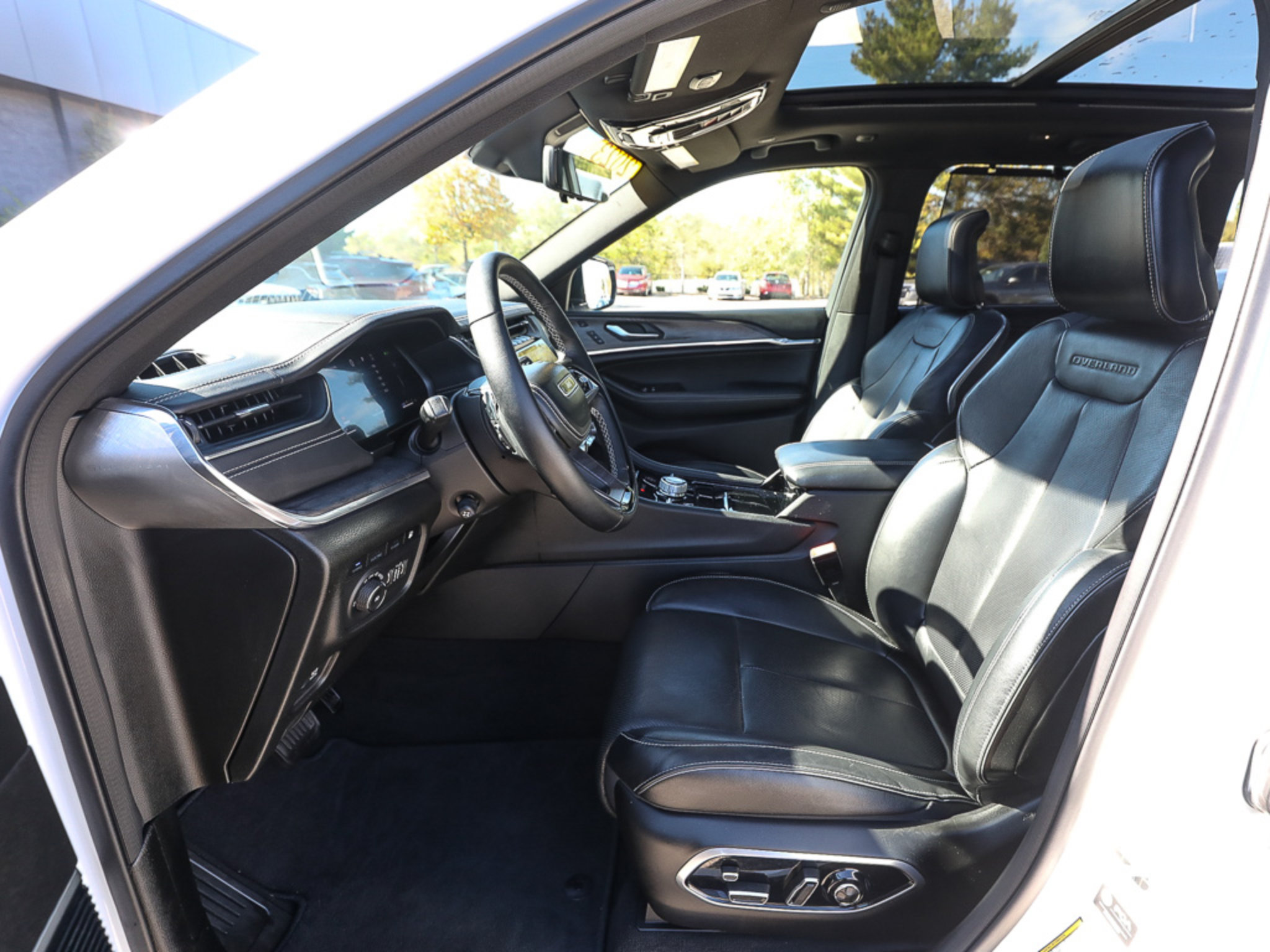Used 2023 Jeep Grand Cherokee Overland w/ Advanced Protech Group III AWD/4WD image 12