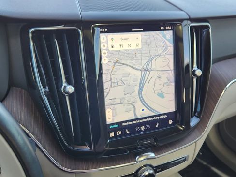 Used 2022 Volvo XC60 B5 Momentum image 7