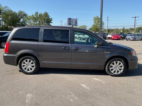 Used 2015 Chrysler Town & Country LX FWD image 9