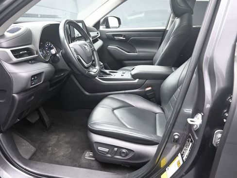 Used 2024 Toyota Highlander XLE image 17