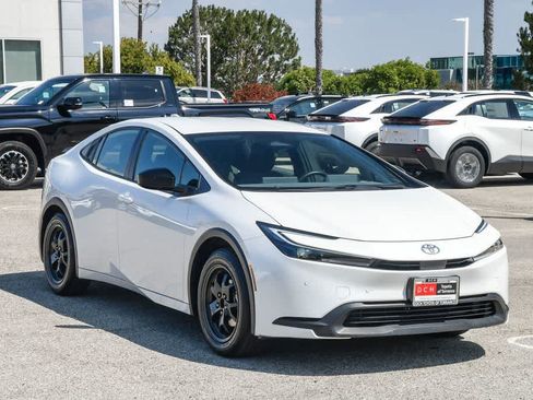 Used 2024 Toyota Prius LE FWD image 3