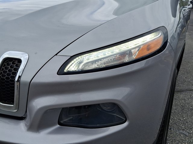 Used 2016 Jeep Cherokee Latitude AWD/4WD image 12