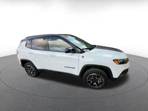 Used 2025 Jeep Compass Trailhawk AWD/4WD image 2