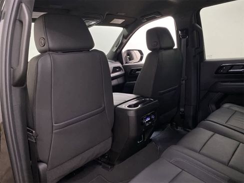 Used 2025 Chevrolet Suburban Z71 image 16