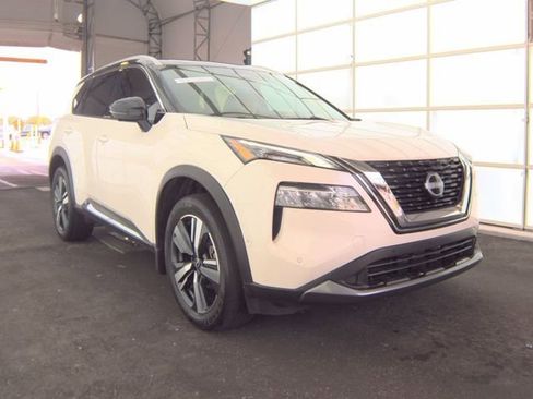 Used 2023 Nissan Rogue SL w/ SL Premium Package image 3