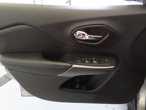 Used 2021 Jeep Cherokee Latitude image 11