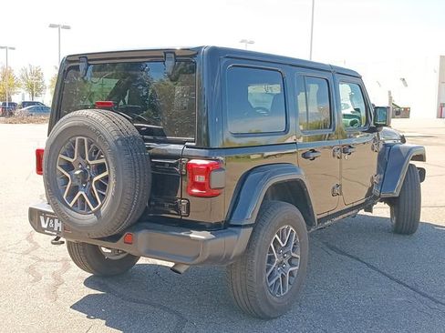 Used 2025 Jeep Wrangler Unlimited Sahara AWD/4WD image 5