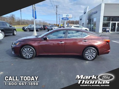 Used 2023 Nissan Altima 2.5 SV image 2