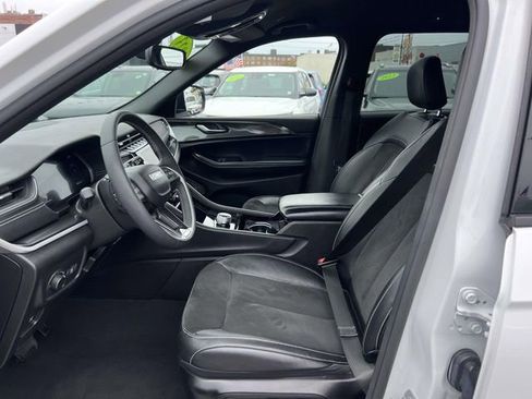 Used 2023 Jeep Grand Cherokee Altitude AWD/4WD image 15