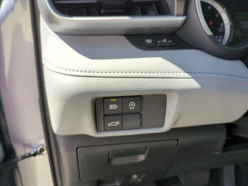 Used 2024 Toyota Highlander XLE FWD image 13