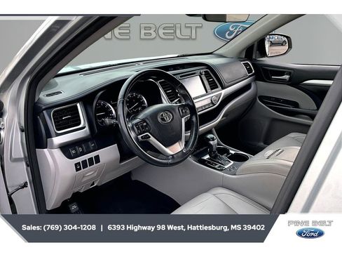 Used 2018 Toyota Highlander XLE FWD image 12