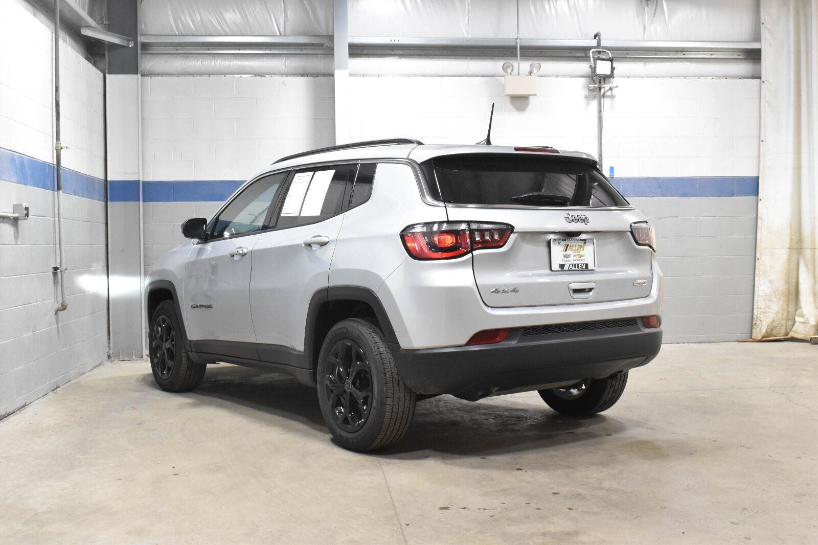 Used 2025 Jeep Compass Latitude AWD/4WD image 25
