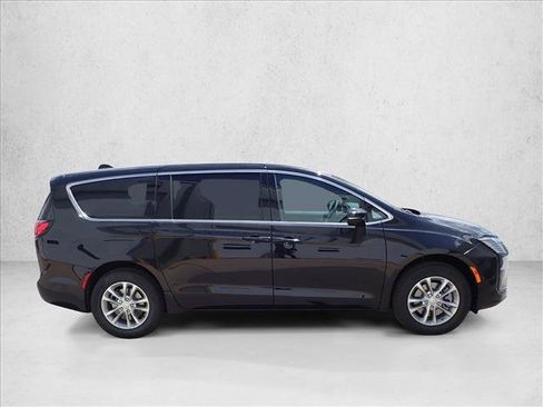 New 2027 Chrysler Pacifica Select AWD/4WD image 5