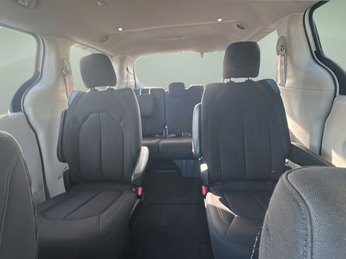 Used 2018 Chrysler Pacifica Touring Plus w/ Tire & Wheel Group FWD image 19
