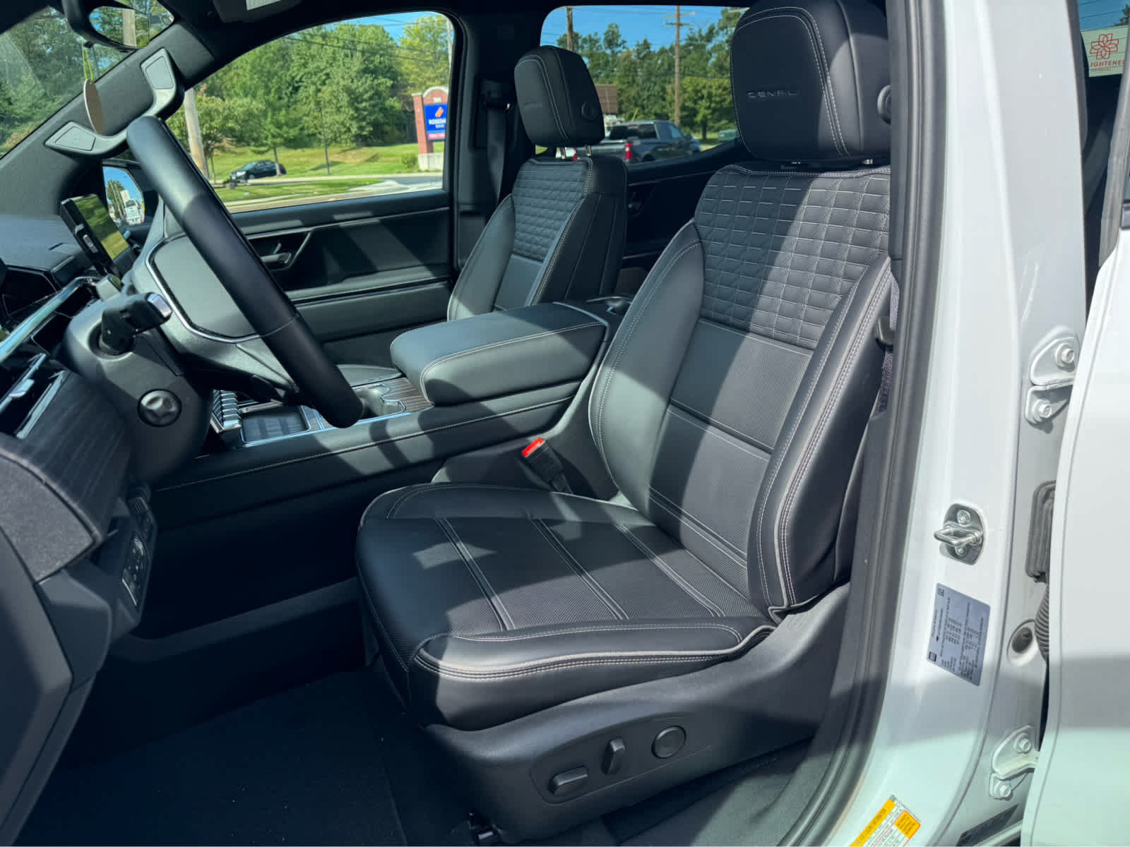 Used 2025 GMC Sierra EV Denali AWD/4WD image 12