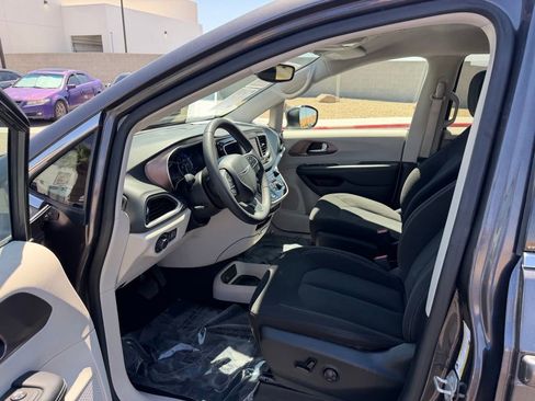 Used 2023 Chrysler Voyager LX FWD image 11