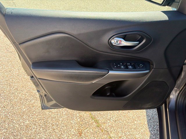 Used 2019 Jeep Cherokee Latitude Plus FWD image 11