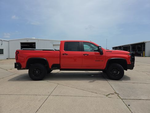 Used 2025 Chevrolet Silverado 2500 ZR2 w/ Technology Package AWD/4WD image 4