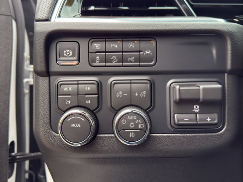 Used 2025 Chevrolet Suburban Premier AWD/4WD image 35