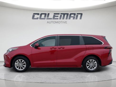 Used 2024 Toyota Sienna LE image 2