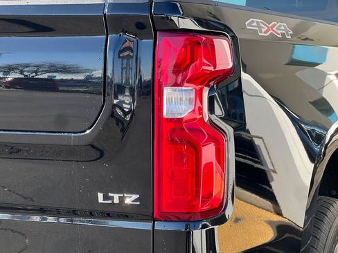 Used 2022 Chevrolet Silverado 1500 LTZ w/ LTZ Convenience Package II AWD/4WD image 38