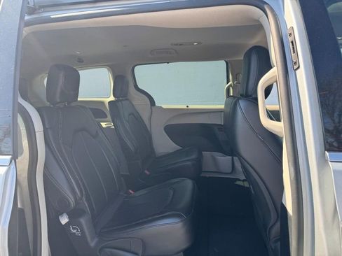Used 2024 Chrysler Pacifica Touring-L image 11