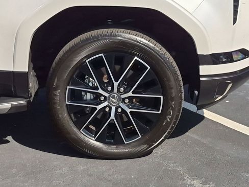 Used 2024 Lexus GX 550 w/ Accessory Package (Z1) AWD/4WD image 13