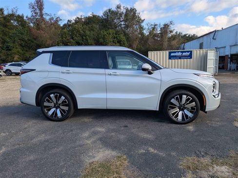 New 2026 Mitsubishi Outlander SEL image 3