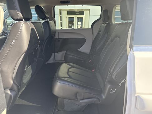 Used 2023 Chrysler Pacifica Touring-L FWD image 13