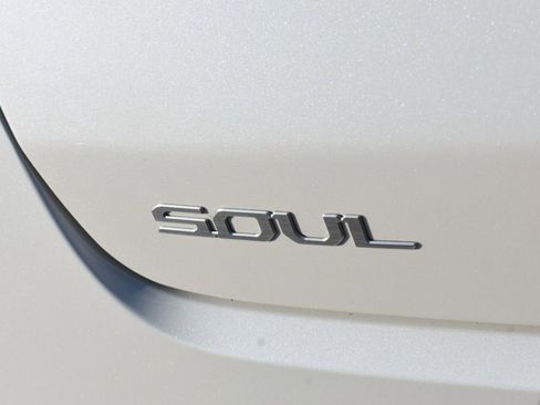 Used 2023 Kia Soul LX w/ LX Technology Package image 17