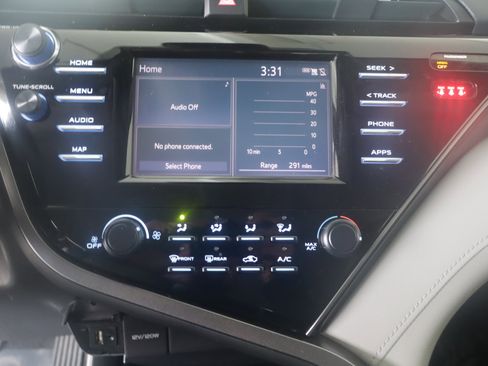 Used 2019 Toyota Camry LE image 4