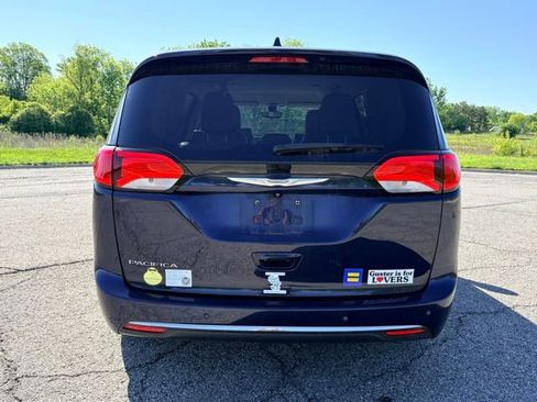 Used 2017 Chrysler Pacifica Touring-L Plus FWD image 4